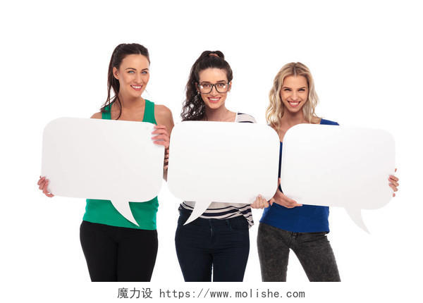 白色的背景上三位女性拿着白色的聊天框